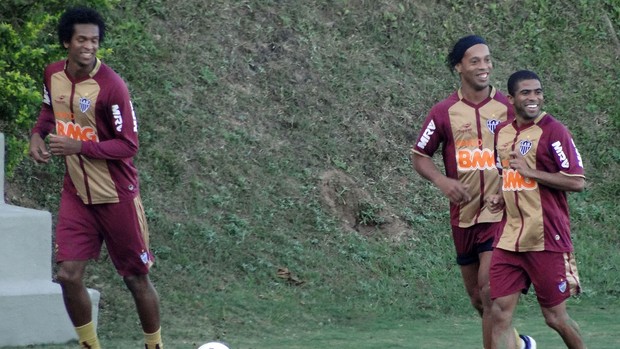 Jô, Ronaldinho e Junior Cesar treino do Atlético-MG (Foto: Lucas Catta Prêta / Globoesporte.com)