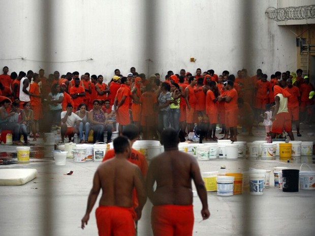 Detentos do pavilhão 10 do presídio de Feira de Santana fazem rebelião (Foto: Ed Santos/Acorda Cidade)
