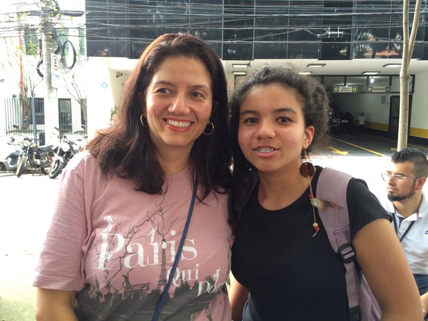 Mãe da estudante Júlia Helena Oliveira, de 15 anos, foi até escola para acompanhar manifestação (Foto: Carolina Dantas/G1)