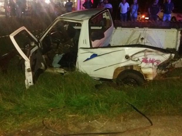 Carro ficou destruído após colisão com caminhão em Xanxerê (Foto: PRF/Divulgação)