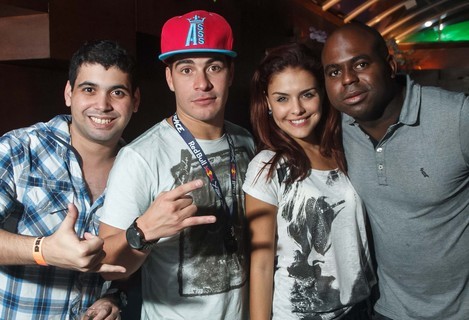 Thiago Martins canta com a namorada, Paloma Bernardi, na plateia (Marcos Samerson / Agência We Love Photo!) Thiago Martins canta com a namorada, Paloma Bernardi, na plateia (Marcos Samerson / Agência We Love Photo!)