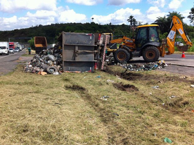 Trânsito na área onde o caminhão tombou apresenta retenção. (Foto: Kety Marinho / TV Globo)