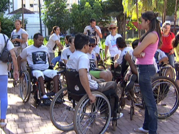 Cadeirantes protestam contra falta de acessibilidade em Campo Grande (Foto: Reprodução/TV Morena)