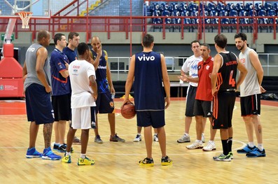 José Neto comanda atividade com o NBB Brasil no ginásio Paulo Sarasate (Foto: Caio Casagrande)