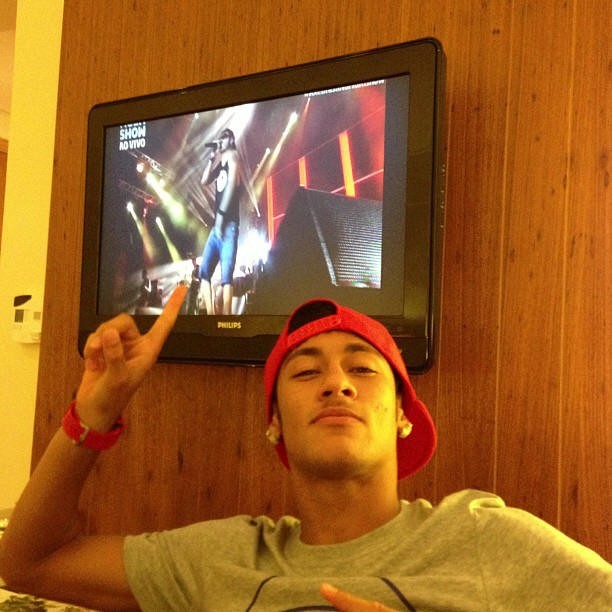Neymar tirou o bigode e acompanhou Festival de Axé durante a noite (Foto: Reprodução / Instagram)