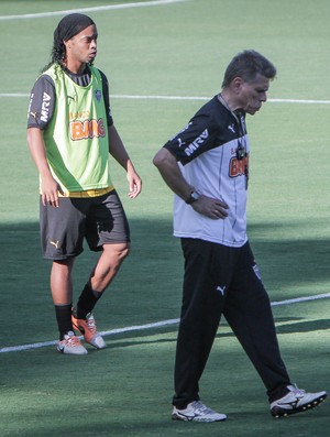 Ronaldinho Gaucho e Paulo autuori do Atlético-MG (Foto: Bruno Cantini\ Flickr Atlético-MG)