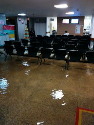 Recepção de hospital na Asa Norte foi invadida pelas fortes chuvas no Distrito Federal nesta terça (Foto: VC no G1/Divulgação)