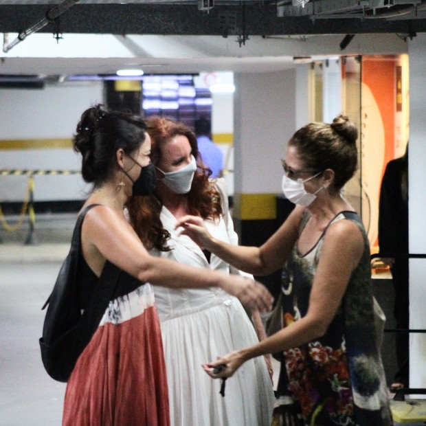 Leilane Neubarth (de branco) e a namorada, Gaia Maria, encontram amiga (Foto: Adão/AgNews) Leilane Neubarth (de branco) e a namorada, Gaia Maria, encontram amiga (Foto: Adão/AgNews)