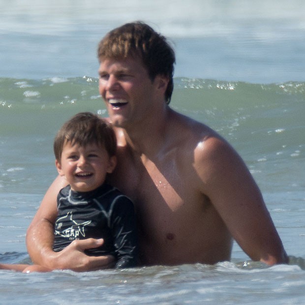 Tom Brady e o filho Benjamin (Foto: Splash News)