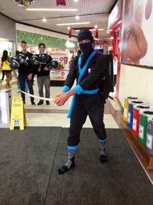 Ninja Corta Preços circula por shopping de Salvador anunciando promoções (Foto: Rafael Teles/G1)