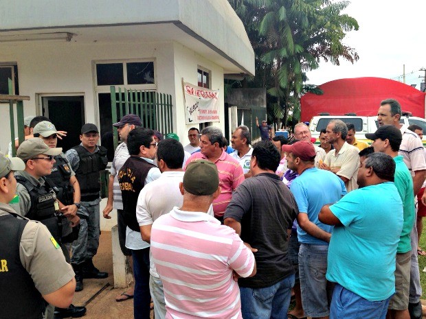 Caminhoneiros protestam em frente a Suframa e pedem atendimento  (Foto: Caio Fulgêncio/G1)