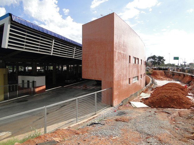 Obras do lado de fora da Estação Pampulha causam transtornos um ano após inauguração do terminal (Foto: Raquel Freitas/G1)