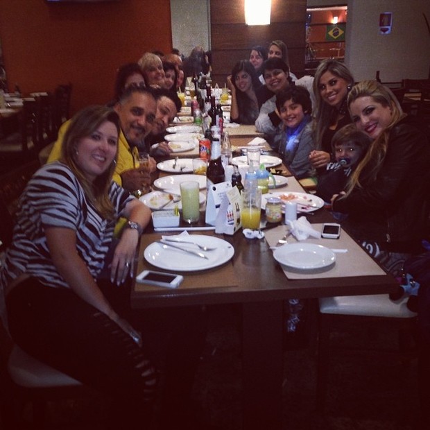 Ex-BBBs Vanessa e Clara com amigos em restaurante em São Paulo (Foto: Instagram/ Reprodução) Ex-BBBs Vanessa e Clara com amigos em restaurante em São Paulo (Foto: Instagram/ Reprodução)