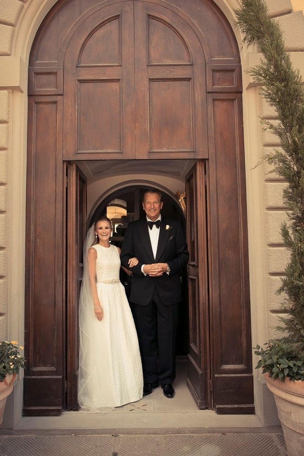 Noiva viraliza após usar mesmo vestido de casamento escolhido por Jennifer Lopez  (Foto: Reprodução/ @jloweddingdress)