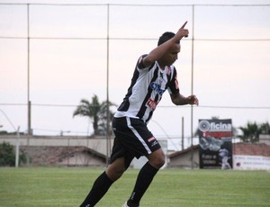 Tiago Pereira, atacante do Araxá, interessa ao Nacional-MG (Foto: Divulgação/ Araxá Esporte)