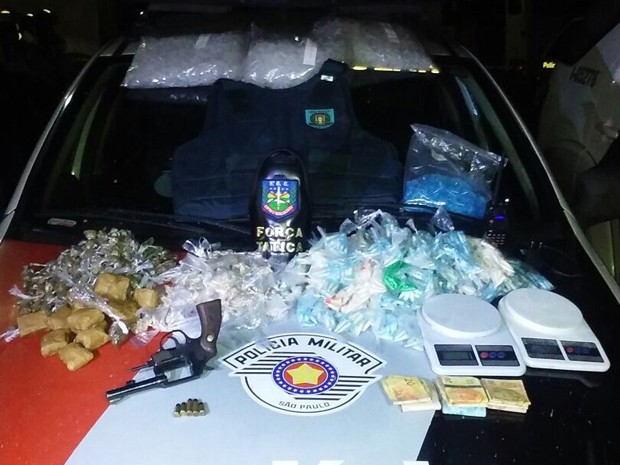 Adolescente é detido com mais de 4 quilos de droga e arma em Pinda, SP (Foto: Divulgação/ Polícia Militar)