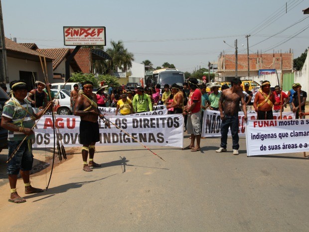 Índios protestam em Ji-Paraná contra portaria 303 (Foto: Valéria Reis/G1)