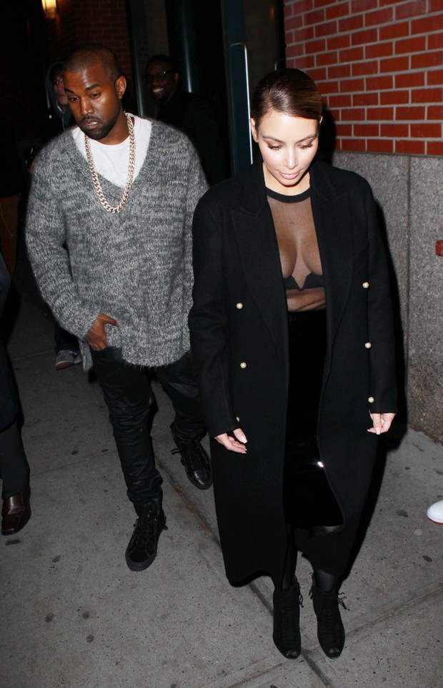 X17 - Kanye West e Kim Kardashian deixam restaurante em Nova York, nos Estados Unidos (Foto: X17online/ Agência)