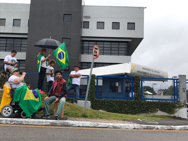 Populares acompanharam a chegada de Sérgio Cabral à Polícia Federal de Curitiba (Foto: Rafael Nascimento/ RPC Curitiba)