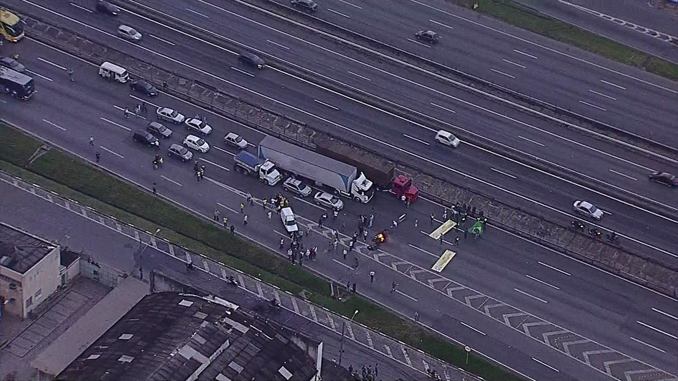 Grupo manifesta na Via Dutra nesta quarta-feira (Foto: Reprodução/TV Globo)