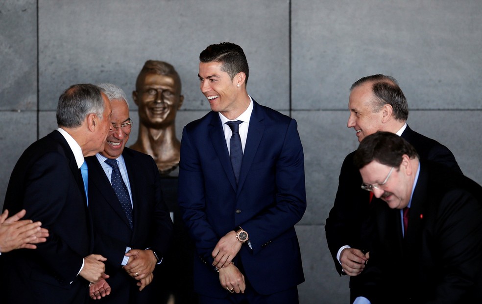 Cristiano Ronaldo é cercado por políticos da Ilha da Madeira durante a homenagem em sua cidade natal (Foto: Reuters)