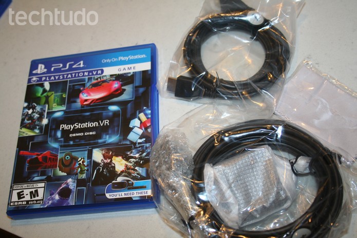Demonstração do PS VR com cabos do visor - com marca (Foto: Felipe Vinha/Techtudo) Demonstração do PS VR com cabos do visor - com marca (Foto: Felipe Vinha/Techtudo)