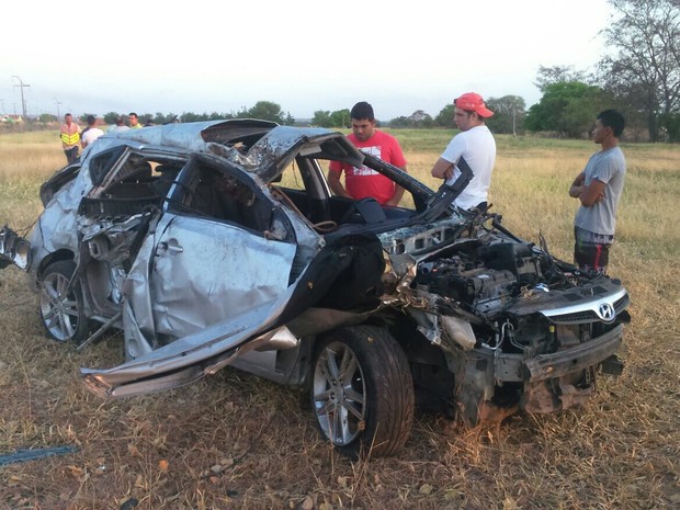 Carro capotou várias vezes após colisão com cavalo (Foto: Iguatu Notícias)