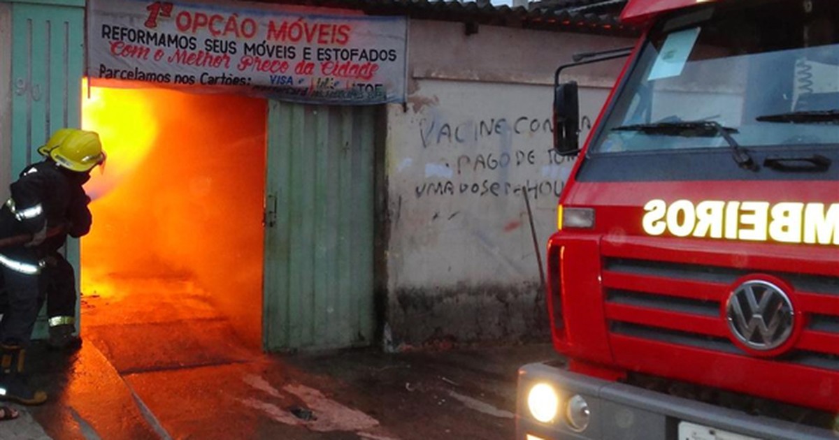 G1 Incêndio atinge loja de reforma de móveis em Montes Claros
