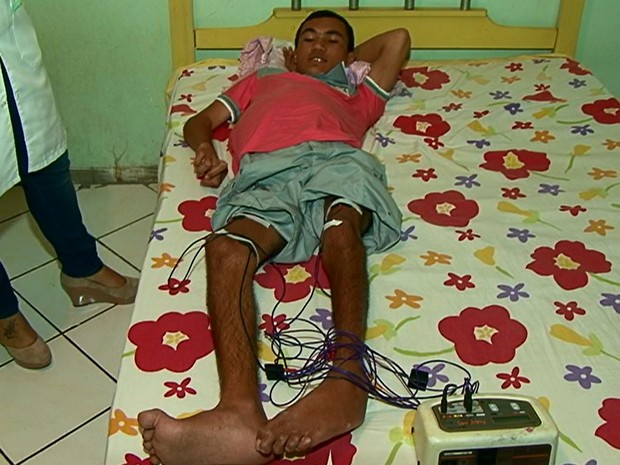 Curado de raiva humana, Marciano Menezes faz fisioterapia (Foto: Reprodução/ TV Asa Branca)