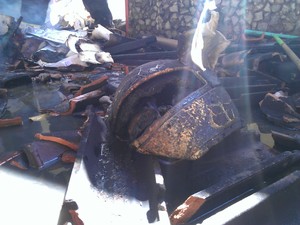 Materiais que foram queimados com o incêndio (Foto: Bernardo Gravito/G1)