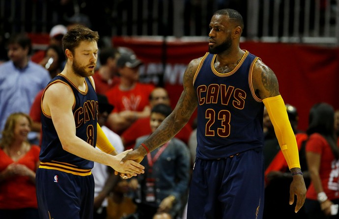 Matthew Dellavedova e LeBron James em partida do Cleveland Cavaliers nos playoffs da temporada 2014-2015 da NBA (Foto: Getty Images)