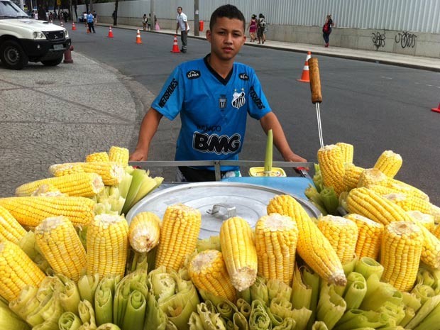 João comprou 50 sacos com 35 espigas de milho (Foto: Gabriel Barreira/G1)