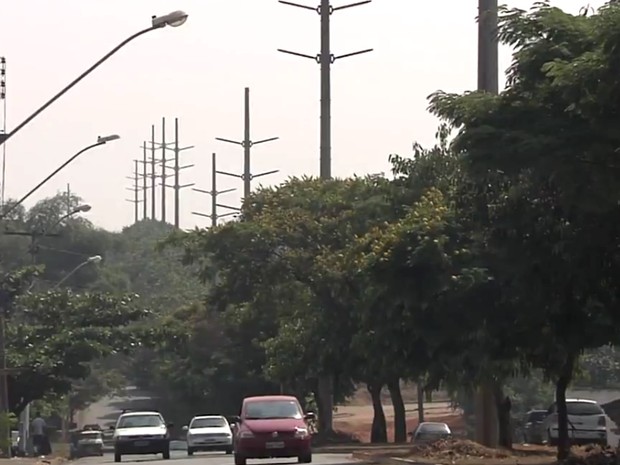 Expansão da rede de alta tensão tem causado polêmica em Goiânia, Goiás (Foto: Reprodução/TV Anhanguera)