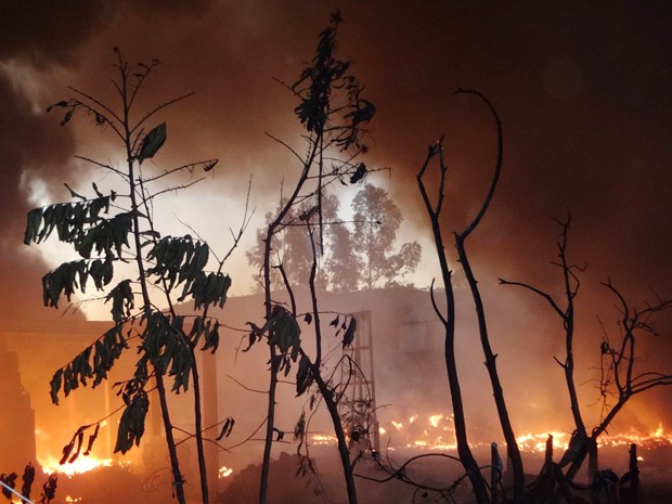 Fogo destruiu parte da empresa em Carmo da Mata (Foto: Thiago Goes/Jornal A Notícia) Fogo destruiu parte da empresa em Carmo da Mata (Foto: Thiago Goes/Jornal A Notícia)