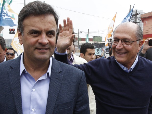 O governador paulista e candidato à reeleição pelo PSDB, Geraldo Alckmin (d), e o candidato do PSDB à Presidência da República, Aécio Neves, visitam as obras do monotrilho na Vila Prudente, zona sudeste de São Paulo, nesta sexta-feira  (Foto: Sérgio Castro/Estadão Conteúdo)