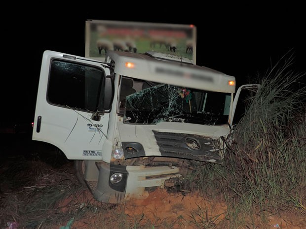 Caminhão envolvido no acidente invadiu acostamento no oeste da Bahia. (Foto: Naldo Vilares/ Blog do Sigi Vilares)