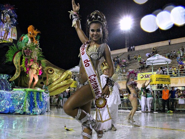 A Rainha do Carnaval de Manaus, Mayla Jéssica, foi um dos destaques dos desfiles das escolas de samba da capital (Foto: Jamile Alves/G1 AM)