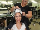 Ex-BBB Jakeline corta e pinta o cabelo em salão no Rio