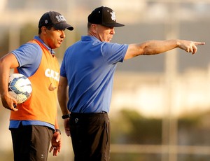 Mano relaciona 21 jogadores para a partida deste domingo, em Criciúma