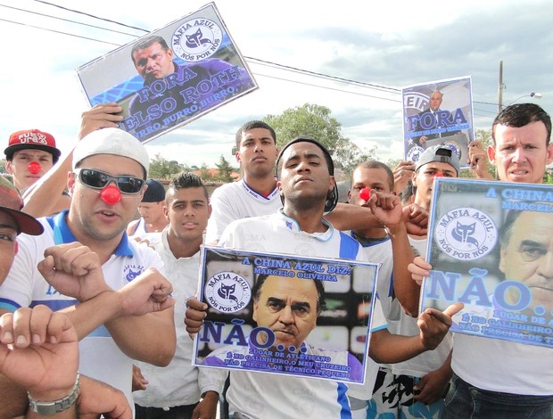 protesto da torcida do Cruzeiro na Toca da Raposa (Foto: Marco Antônio Astoni / Globoesporte.com)