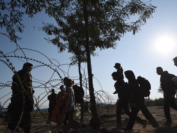 Imigrantes cruzam a fronteira da Grécia (Foto: AP Photo/Giannis Papanikos)