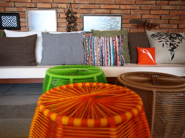 Bancos de corda de Sergio Mota decoram o Garden Lounge. (Foto: Jonathan Lins/G1)