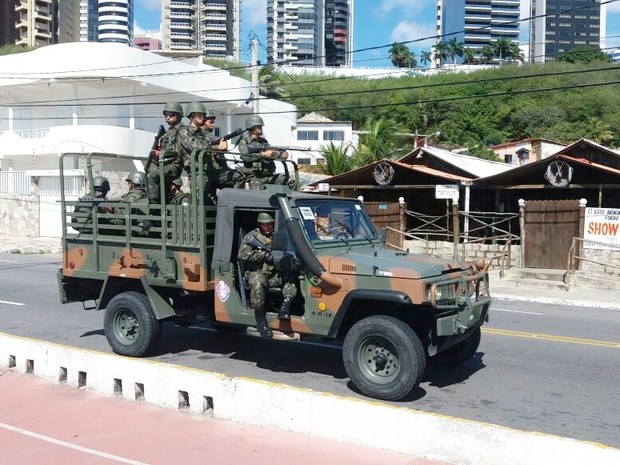 Militares do Exército patrulham as praias de Natal (Foto: Fred Carvalho/G1) Militares do Exército patrulham as praias de Natal (Foto: Fred Carvalho/G1)