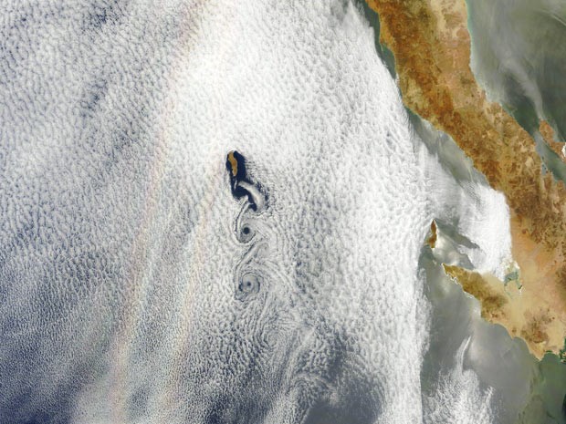 Imagem captada pela Nasa mostra fenômeno atmosférico chamado Glória, que é a formação de anéis coloridos sobre uma camada de nuvens. (Foto: Divulgação/Nasa)