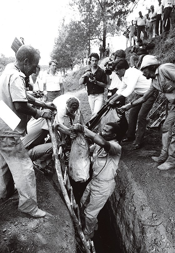 A retirada das ossadas em 1990 (Foto: Ignacio Aronovich/Lost Art/ÉPOCA)