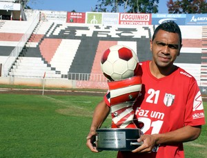 Leandro reencontra troféu conquistado em 2001, no vice-campeonato Paulista, pelo Botafogo (Foto: Cleber Akamine)