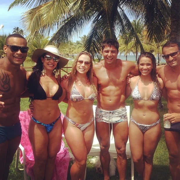 Scheila Carvalho com amigos e o marido (Foto: Instagram / Reprodução)