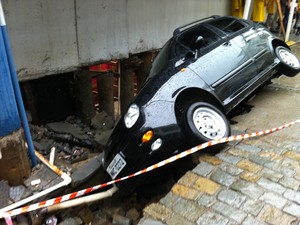 Carro caiu em uma vala em Balneário Camboriú por conta das fortes chuvas (Foto: George Domit de Oliveira/Divulgação)