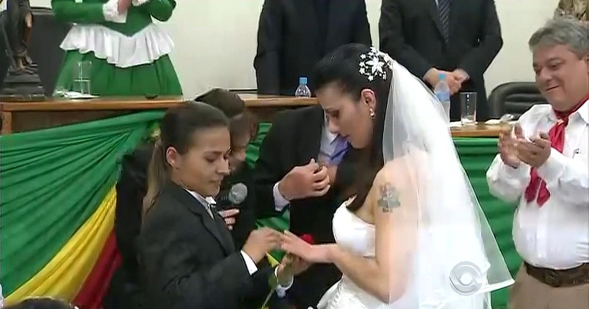 G Ap S Pol Mica E Inc Ndio Casal Gay Aplaudido Em Uni O Coletiva No Rs Not Cias Em Rio