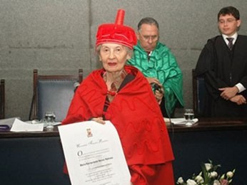 Docente recebeu o título de Professora Emérita em novembro de 2006. (Foto: Passarinho/ Ascom-UFPE)